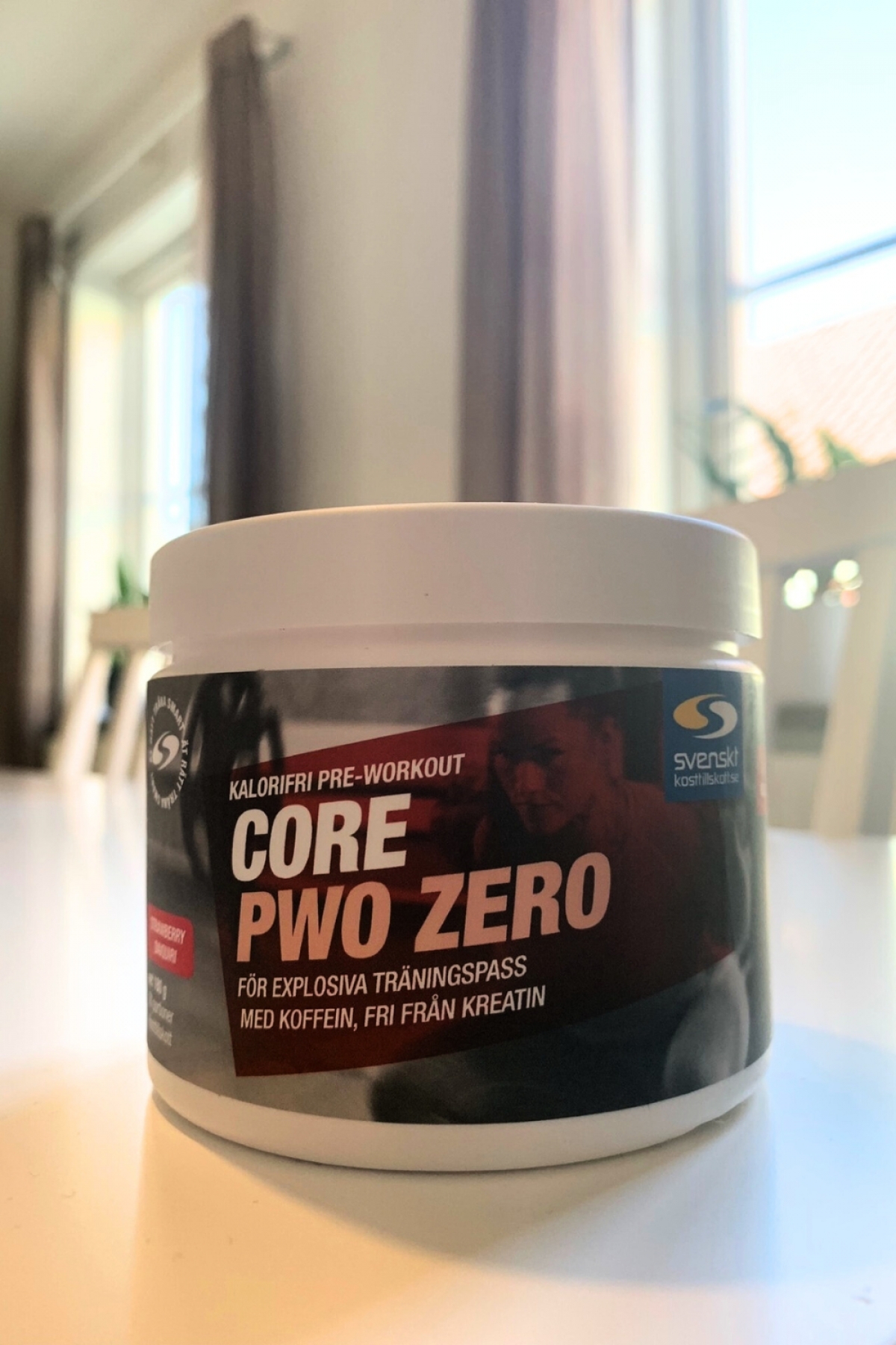 Vår egen testbild av Core PWO Zero på köksbordet i morgonljus, framsidan av burken